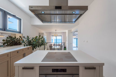 10-bar-olive-cove-contemporary-beachfront-vil