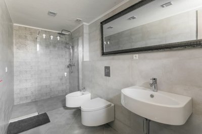 13-waterside-villa-with-3-apartments