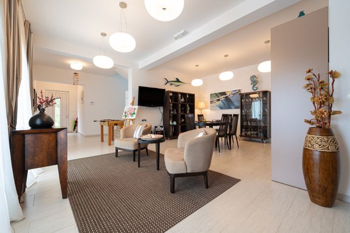 Image No.8-5 Bed House for sale