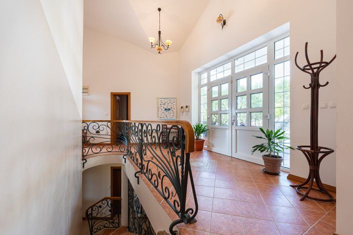 Image No.10-9 Bed Villa for sale