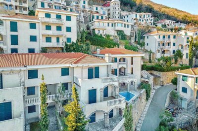 2-2bdr-apartment-on-the-first-line