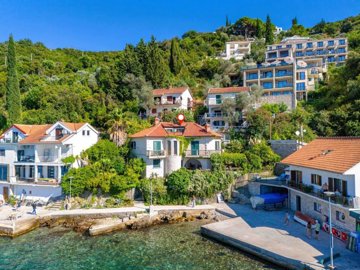 1a-waterside-house-in-rose-lustica