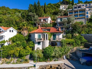 2-waterside-house-in-rose-lustica