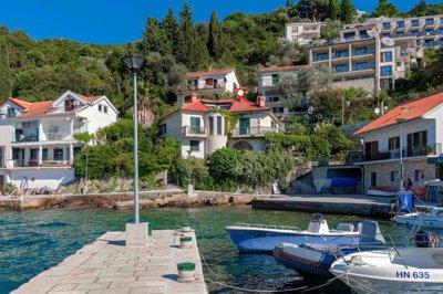 3-a-waterside-house-in-rose-lustica