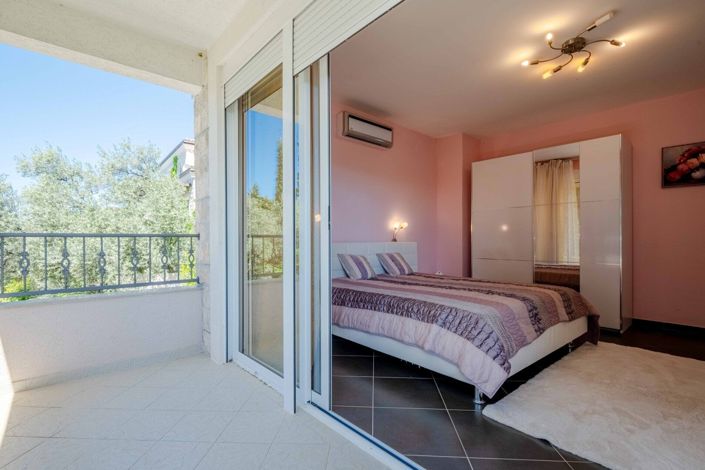 Image No.18-4 Bed House for sale