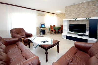 10-rezevici-villa-on-a-large-plot-and-a-pool