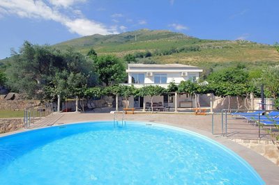 6-rezevici-villa-on-a-large-plot-and-a-pool