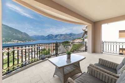 1-villa-with-apartmernts-and-a-pool-dobrota-k