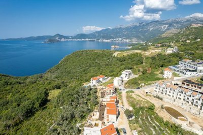 11-complex-of-townhouses-with-pools-and-parki