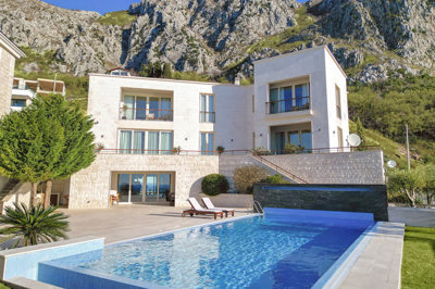 1-luxury-villa-with-open-views-of-the-sea-and