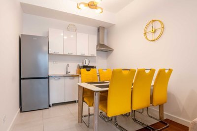 10-luxury-1bdr-apartment-in-soho-complex-bar