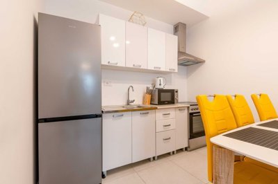 11-luxury-1bdr-apartment-in-soho-complex-bar