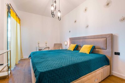 12-luxury-1bdr-apartment-in-soho-complex-bar