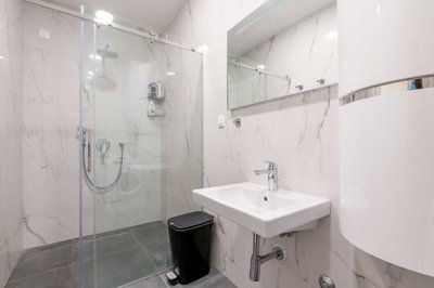 14-luxury-1bdr-apartment-in-soho-complex-bar