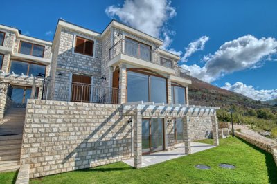 8-complex-of-luxury-townhouses-rezevici