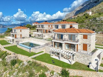 2-complex-of-luxury-townhouses-rezevici