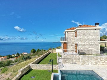 7-complex-of-luxury-townhouses-rezevici