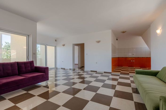 Image No.6-4 Bed House for sale