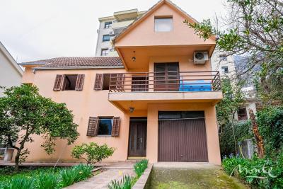 prostornyj-3-etazhnyj-dom-v-dobrote-v-shagovoj-dostupnosti-ot-morya_01