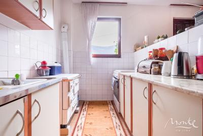 prostornyj-3-etazhnyj-dom-v-dobrote-v-shagovoj-dostupnosti-ot-morya_12