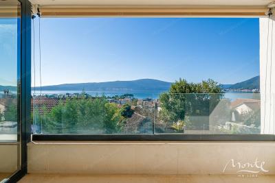 roskoshnyj-dupleks-s-zahvatyvayushhim-vidom-na-boka-kotorskij-zaliv-v-tivate_14