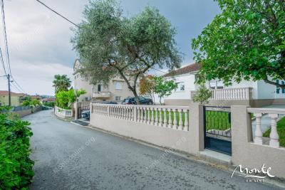 obnovlennyj-odnoetazhnyj-dom-s-vozmozhnostyu-nadstrojki-v-rajone-dumidran-tivat_15