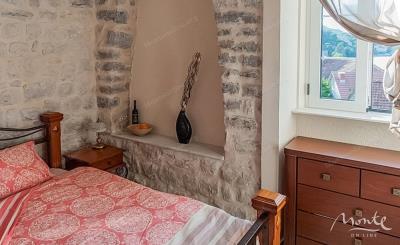 eksklyuzivnaya-1-spalnaya-kvartira-v-istoricheskom-dvorcze-na-pervoj-linii-v-prchani_04