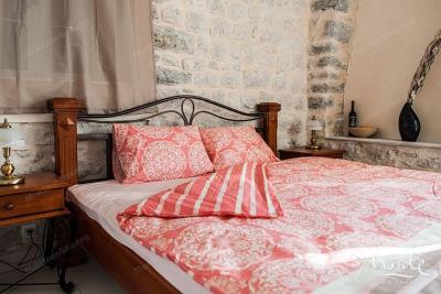 eksklyuzivnaya-1-spalnaya-kvartira-v-istoricheskom-dvorcze-na-pervoj-linii-v-prchani_05