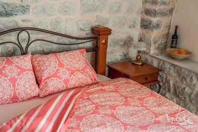 eksklyuzivnaya-1-spalnaya-kvartira-v-istoricheskom-dvorcze-na-pervoj-linii-v-prchani_08