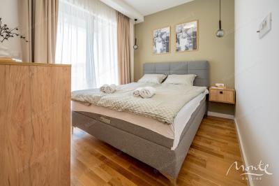 sovershenno-novaya-villa-s-bassejnom-v-prigorode-tivata_11