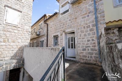 unikalnyj-3-etazhnyj-dom-v-starom-gorode-budvy-s-sadom_13