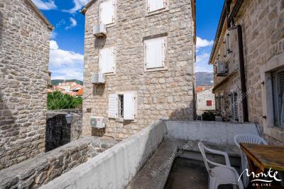 unikalnyj-3-etazhnyj-dom-v-starom-gorode-budvy-s-sadom_15