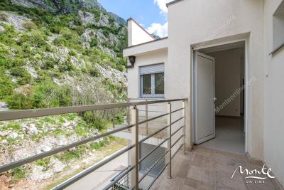 prostornaya-kvartira-s-3-spalnyami-i-panoramnymi-vidami-na-boko-kotorskij-zaliv-dobrota_11