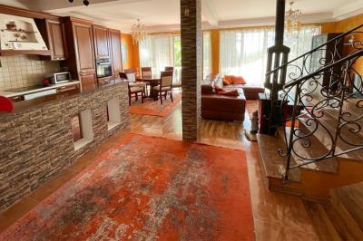 prostornyj-3-etazhnyj-dom-v-tihom-rajone-bara-s-vidom-na-more_01