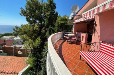 prostornyj-3-etazhnyj-dom-v-tihom-rajone-bara-s-vidom-na-more_08