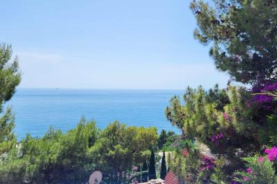 prostornyj-3-etazhnyj-dom-v-tihom-rajone-bara-s-vidom-na-more_13