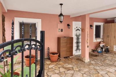 prostornyj-3-etazhnyj-dom-v-tihom-rajone-bara-s-vidom-na-more_14