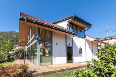 prostornyj-dom-s-3-spalnyami-i-velikolepnymi-vidami-na-boko-kotorskij-zaliv-v-tivate_03