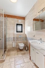 prostornyj-dom-s-3-spalnyami-i-velikolepnymi-vidami-na-boko-kotorskij-zaliv-v-tivate_15