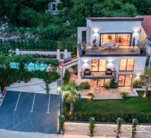 villa-la-kosta-v-tihom-poselke-markovichi-s-bassejnom-tropicheskimi-palmami-i-elegantnym-dizajnom_02