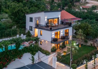 villa-la-kosta-v-tihom-poselke-markovichi-s-bassejnom-tropicheskimi-palmami-i-elegantnym-dizajnom_01