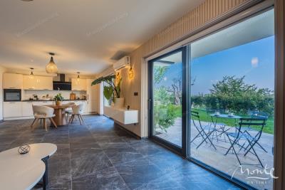 villa-la-kosta-v-tihom-poselke-markovichi-s-bassejnom-tropicheskimi-palmami-i-elegantnym-dizajnom_10