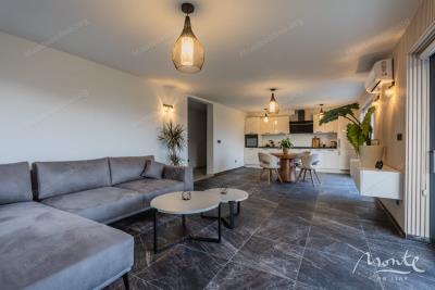 villa-la-kosta-v-tihom-poselke-markovichi-s-bassejnom-tropicheskimi-palmami-i-elegantnym-dizajnom_14