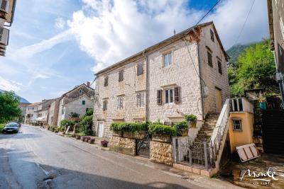 1 - Prcanj, Maison de ville