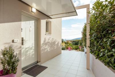 sovremennaya-villa-s-bassejnom-v-zhivopisnom-podi-herczeg-novi_04