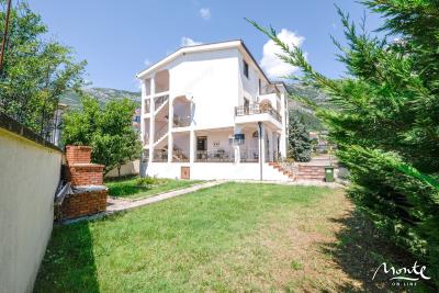 dom-s-apartamentami-sutomore-01