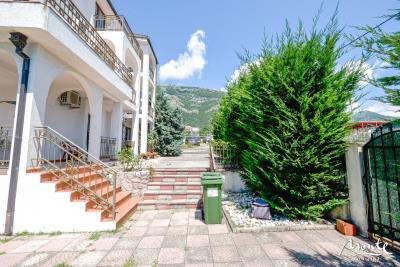 dom-s-apartamentami-sutomore-05