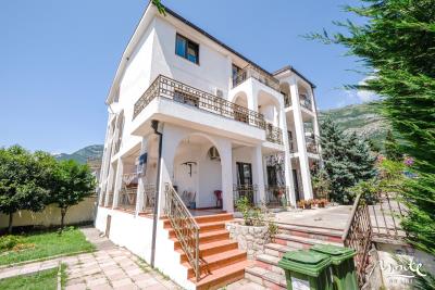 dom-s-apartamentami-sutomore-06