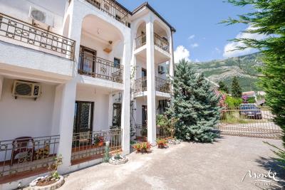 dom-s-apartamentami-sutomore-07