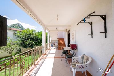 dom-s-apartamentami-sutomore-11